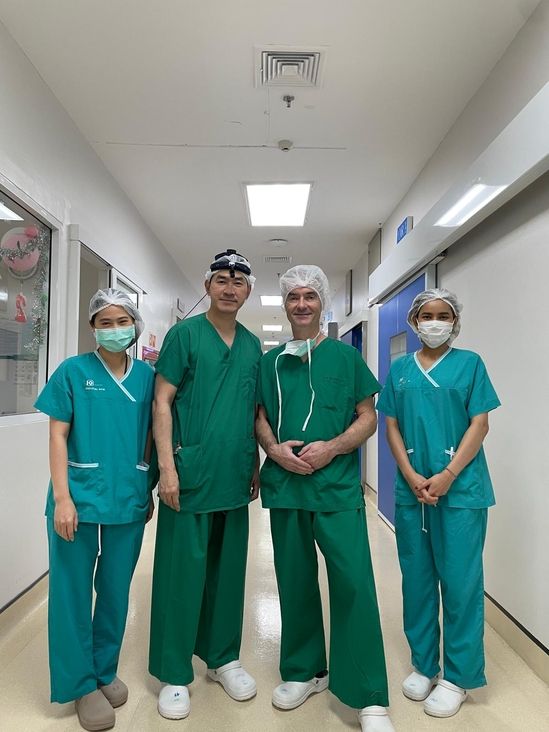 Herr Dr. Haas und die Kollegen in Bangkok