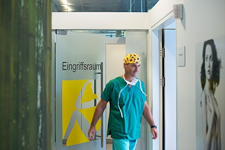 Dr. Haas in OP-Kleidung